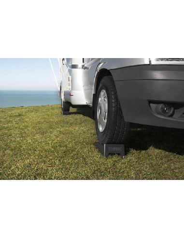 Wedges with Thule 5 Ton levelers